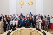 Александр Моор наградил тюменцев за вклад в развитие физкультуры и спорта в регионе Александр Моор наградил тюменцев за вклад в развитие физкультуры и спорта в регионе