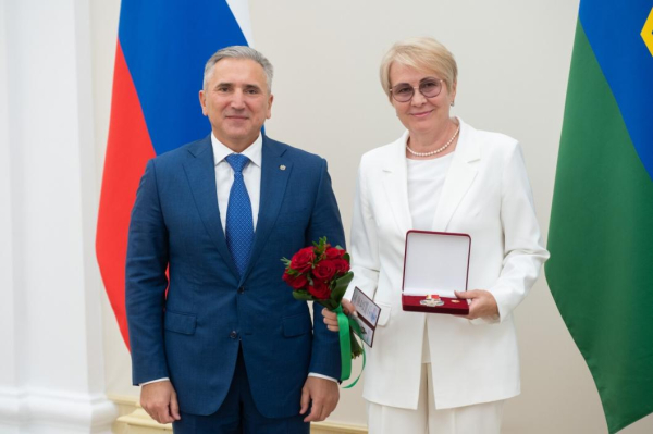 Александр Моор наградил тюменцев за вклад в развитие физкультуры и спорта в регионе Александр Моор наградил тюменцев за вклад в развитие физкультуры и спорта в регионе