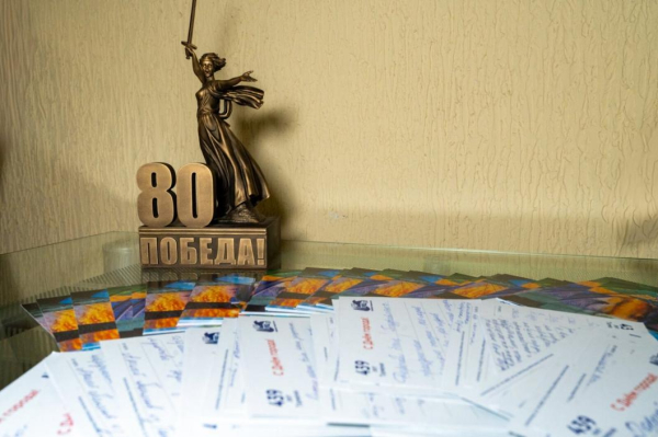 Открытки к 439-летию Тюмени передали в зону СВО тюменские депутаты Открытки к 439-летию Тюмени передали в зону СВО тюменские депутаты