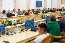 Александр Моор наградил тюменцев за вклад в развитие физкультуры и спорта в регионе Александр Моор наградил тюменцев за вклад в развитие физкультуры и спорта в регионе