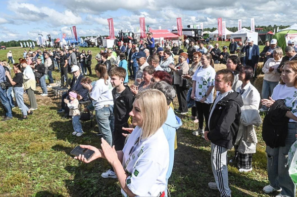 Лучших аграриев чествуют на Дне поля в Ярковском районе