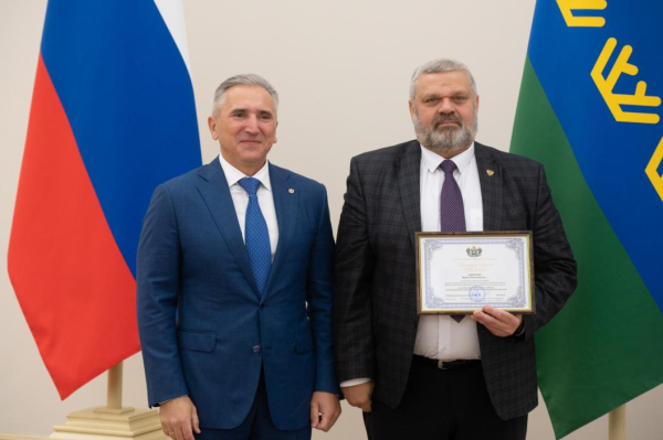 Александр Моор наградил тюменцев за вклад в развитие физкультуры и спорта в регионе Александр Моор наградил тюменцев за вклад в развитие физкультуры и спорта в регионе