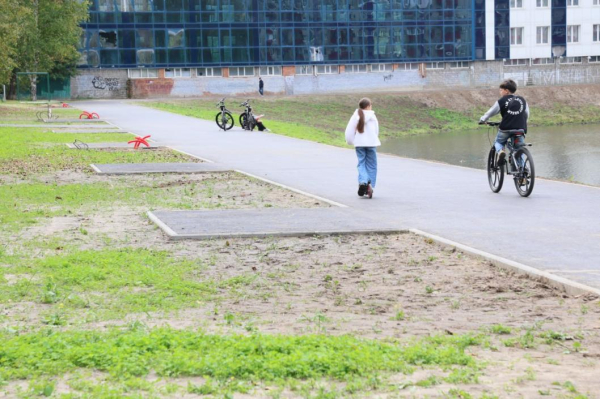 На пруду Утиный в Тюмени оборудуют спуски к воде и новые скамейки