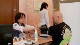 В палатке здоровья тюменцы могут поставить вакцину от гриппа и измерить давление 