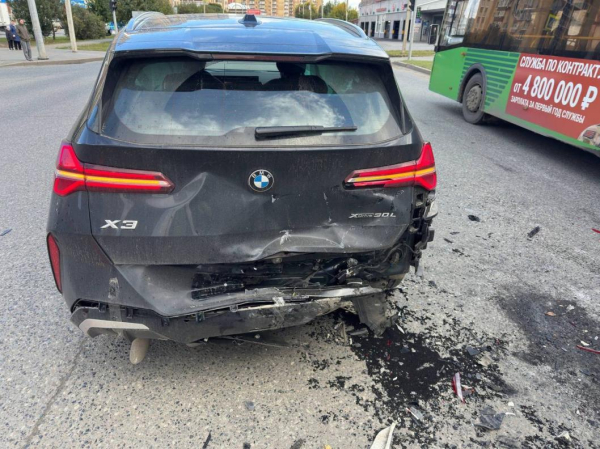 Трое человек пострадали в дорожной аварии на улице Газовиков