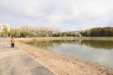 На пруду Утиный в Тюмени оборудуют спуски к воде и новые скамейки