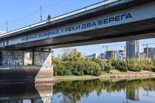 В Тюмени опоры моста расписали граффити, стилизованные под картриджи "Денди"