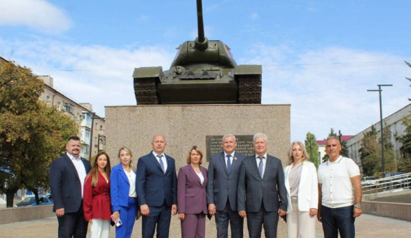 Александр Моор поздравил краснодонцев с Днем города Александр Моор поздравил краснодонцев с Днем города