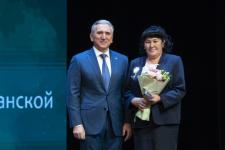 Александр Моор вручил награды 32 педагогам региона