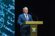 Александр Моор вручил награды 32 педагогам региона