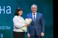 Александр Моор вручил награды 32 педагогам региона