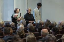 Александр Моор вручил награды 32 педагогам региона