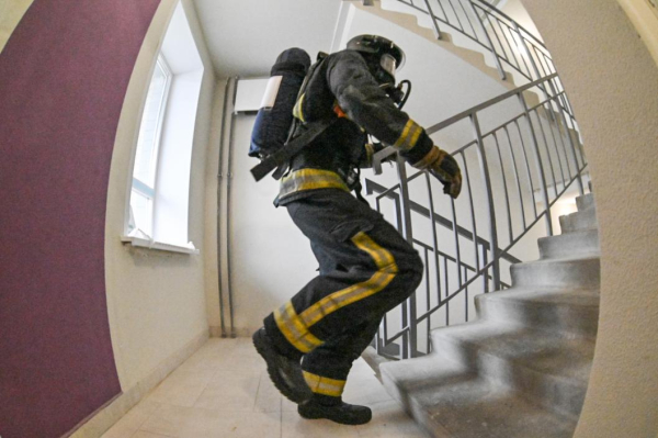 15 человек эвакуировали из пятиэтажки на пожаре в Тюмени 15 человек эвакуировали из пятиэтажки на пожаре в Тюмени