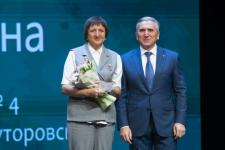 Александр Моор вручил награды 32 педагогам региона