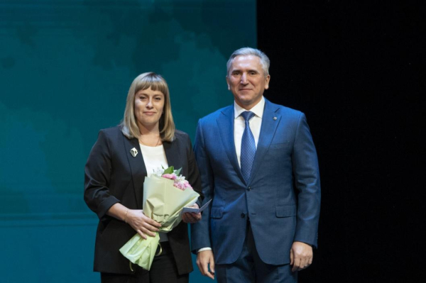 Александр Моор вручил награды 32 педагогам региона