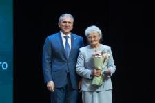 Александр Моор вручил награды 32 педагогам региона