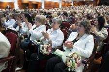 Александр Моор вручил награды 32 педагогам региона