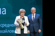 Александр Моор вручил награды 32 педагогам региона