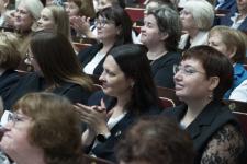 Александр Моор вручил награды 32 педагогам региона