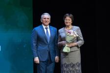 Александр Моор вручил награды 32 педагогам региона