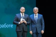 Александр Моор вручил награды 32 педагогам региона