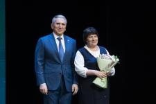 Александр Моор вручил награды 32 педагогам региона