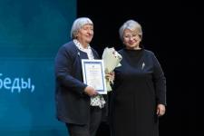 Александр Моор вручил награды 32 педагогам региона