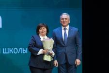 Александр Моор вручил награды 32 педагогам региона