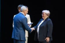 Александр Моор вручил награды 32 педагогам региона