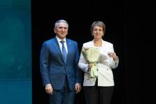 Александр Моор вручил награды 32 педагогам региона