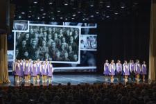 Александр Моор вручил награды 32 педагогам региона