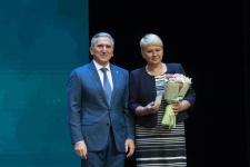 Александр Моор вручил награды 32 педагогам региона