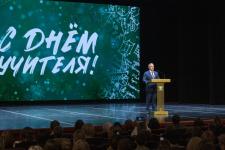 Александр Моор вручил награды 32 педагогам региона