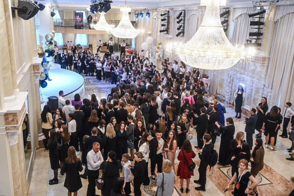 "Премия Первых": в Тюмени наградили более 250 активистов и их наставников "Премия Первых": в Тюмени наградили более 250 активистов и их наставников